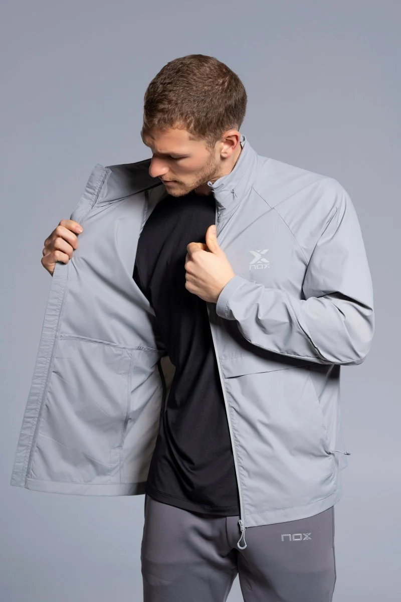 Cortavientos Ligero Hombre Light Grey - Image 4
